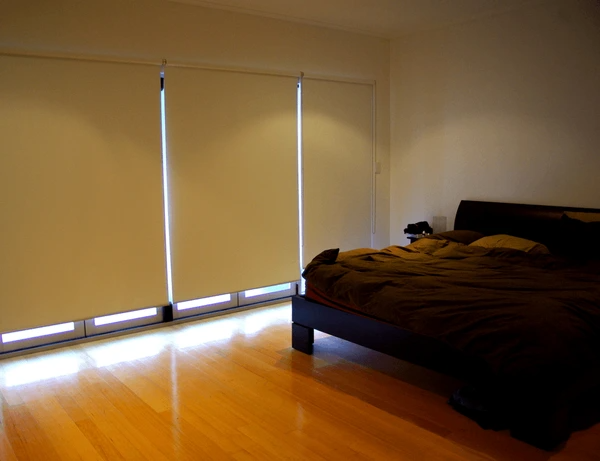 Stylish and modern bedroom featuring sleek, elegant blinds, perfect for Dubai homes in 2025, offering a luxurious and cozy atmosphere.