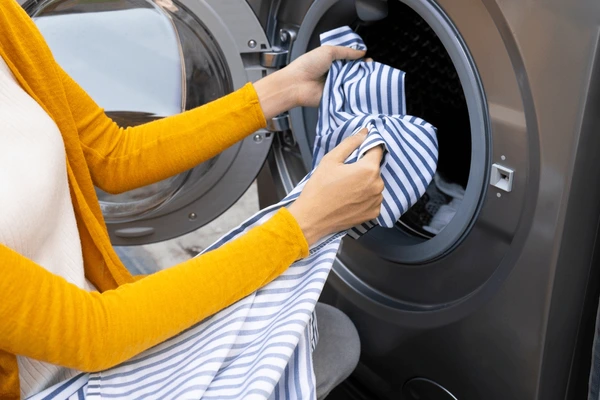 You are currently viewing How To Wash Your Curtains Properly in Dubai 2025?